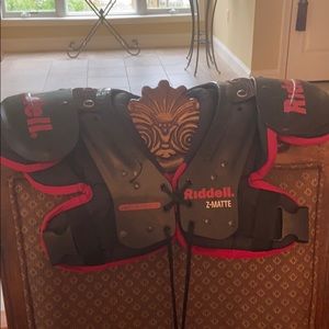 Riddle shoulder pads